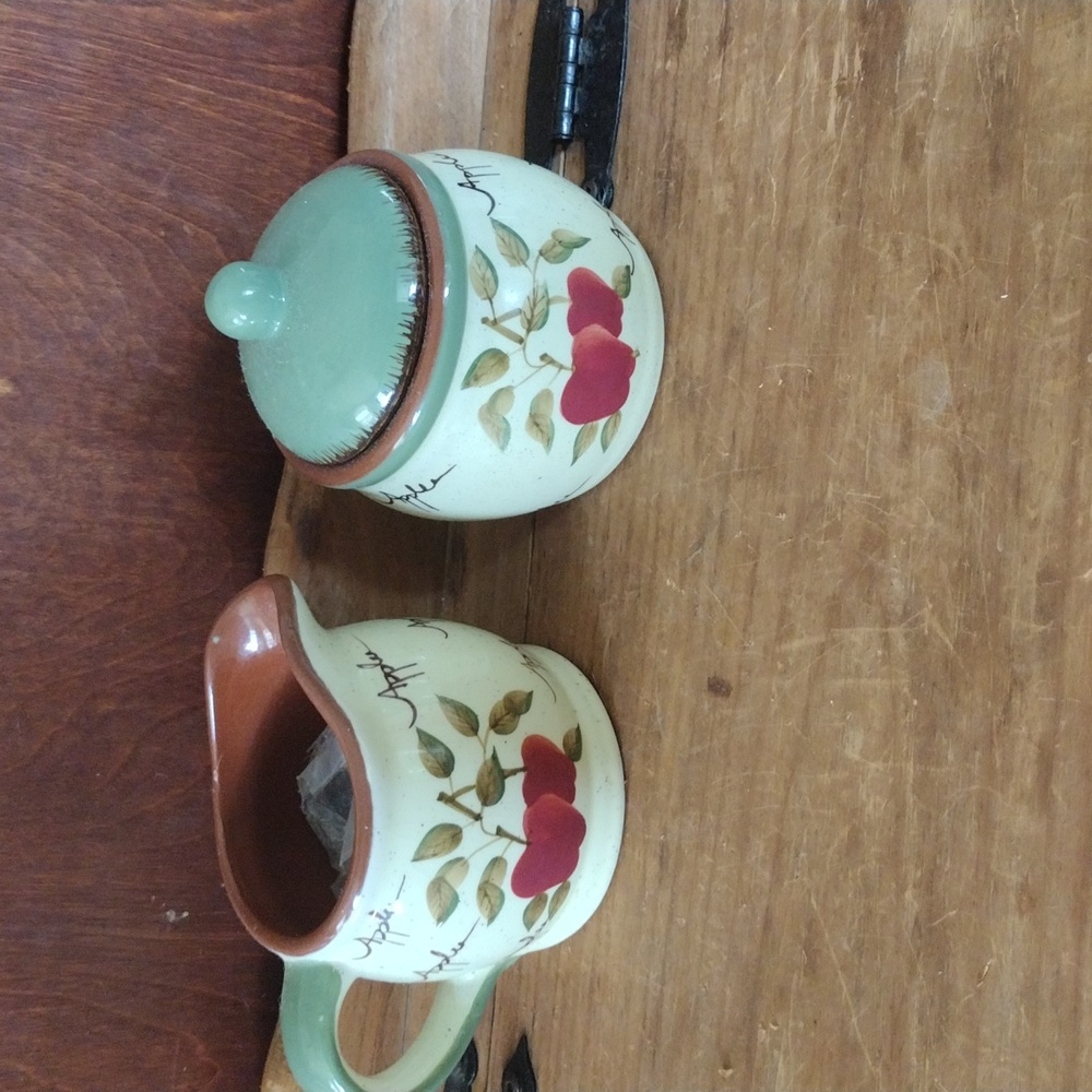 Sugar bowl & Creamer